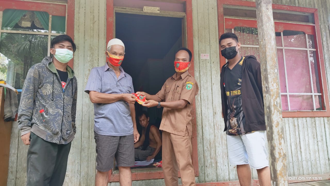 Cegah Penyebaran Virus, Aparat Pemerintah Kampung Jambuk Bagikan Masker